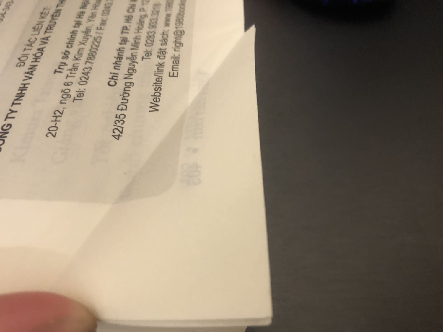 Sách hơi bị nhăn chút lỗi dư giấy nhưng đỡ tróc hơn cuốn kiaa