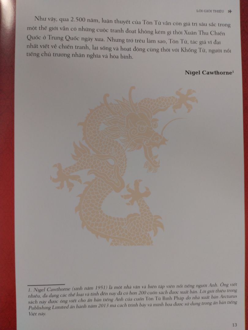 Sách bìa cứng, có kèm bìa rời, khổ giấy lớn, in màu toàn bộ rất đẹp.

Cả Đông A lẫn Nhã Nam đều tái bản Tôn Tử binh pháp do cụ Trúc Khê Ngô Văn Triện dịch. Theo tôi, đây là bản dịch hay nhất. Về mặt ngữ âm, bản dịch đạt đến độ tương đương ngữ âm gần như tuyệt đối. Thay vì dịch dông dài, diễn ý lằng nhằng, cụ Trúc Khê dịch đỉnh đến mức số âm trong bản dịch bằng đúng số tiếng trong bản nguồn.
Ví dụ: Tôn Tử viết: Binh giả, quốc chi đại sự, tử sinh chi địa, tồn vong chi đạo, bất khả bất sát dã. Tôn Tử nói: Binh là việc lớn của nước, cái đất chết sống, cái đạo mất còn, không thể không xét tỏ.
Về măt ngữ nghĩa và ngữ dụng thì khỏi bàn, cái cô đọng của bản gốc được trình bày sang bản dịch một cách vô cùng tài tình. Ngoài ra, cụ Trúc Khê thay vì ví dụ bằng các trận đánh cụ thể như mấy bản Tôn tử khác, cụ lại dẫn những lời chú của 10 nhà binh pháp đời sau, trong đó có Ngụy Vũ đế Tào Mạnh Đức.