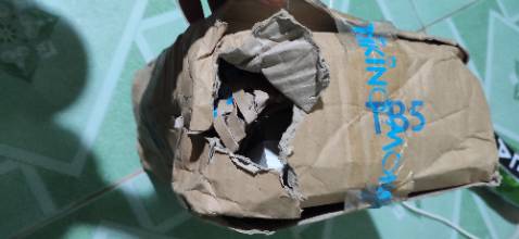 Mua về nhìn cái hộp tả tơi mà thấy thương. Hên là sách không bị gì nhưng mấy quyển bung hết seal r. Mình mua để đọc nên ko ko gắt về còn seal hay ko nữa.