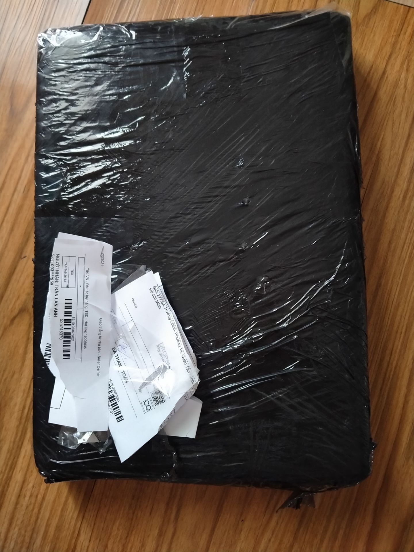 Tiki giao hàng rất nhanh mới tối đặt mà trưa mai có r. Bọc hàng của Tiki thì lun thế, đen thùi kín kẽ 1 cục lun. Sản phẩm như hình ko có hỏng hóc hay hư hại, 2 quạt chạy rất mát và êm, đèn cũng sáng. Nhưng khung nhựa khá mỏng nên cầm cứ sợ nó gãy ? khung 17in vừa chuẩn cho máy nhà mình. Khả năng tản nhiệt của quạt rất tốt, vì mình xài máy chơi game nặng nên máy bị nóng rất nhanh sử dụng quạt độ nóng giảm đáng kể (4.5 sao cho điều này), bù lại thì quạt hoạt động mạnh kêu khá to. Bền thì để sau xài lâu ms bít. Nhưng ấn tượng đầu là 5 sao.