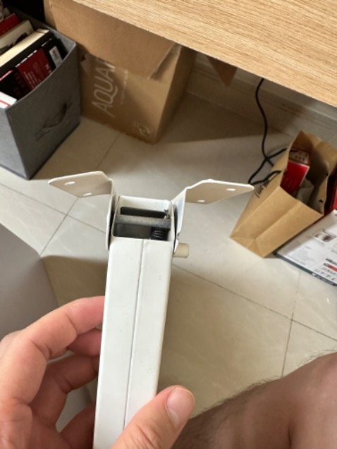 Hàng thực tế ko giống với hình ảnh, trông rất rẻ tiền, không có sự chăm chút về sản phẩm, thi công cẩu thả, keo dán gỗ không được vệ sinh kỹ, chân đỡ thì cong vêu, mỏng manh, cạnh bàn bị sứt, mặt bàn dính keo ko vệ sinh đi được, nhìn rất mất thẩm mỹ, nhà SX nên xem lại sp của mình thì mới cạnh tranh được.