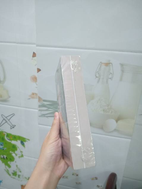 Mình luôn dành lời khen cho Fahasa, sách luôn chất lượng (thậm chí còn màn seal rất đẹp), đóng gói rất kỹ lưỡng và ship phải nói là thần tốc!