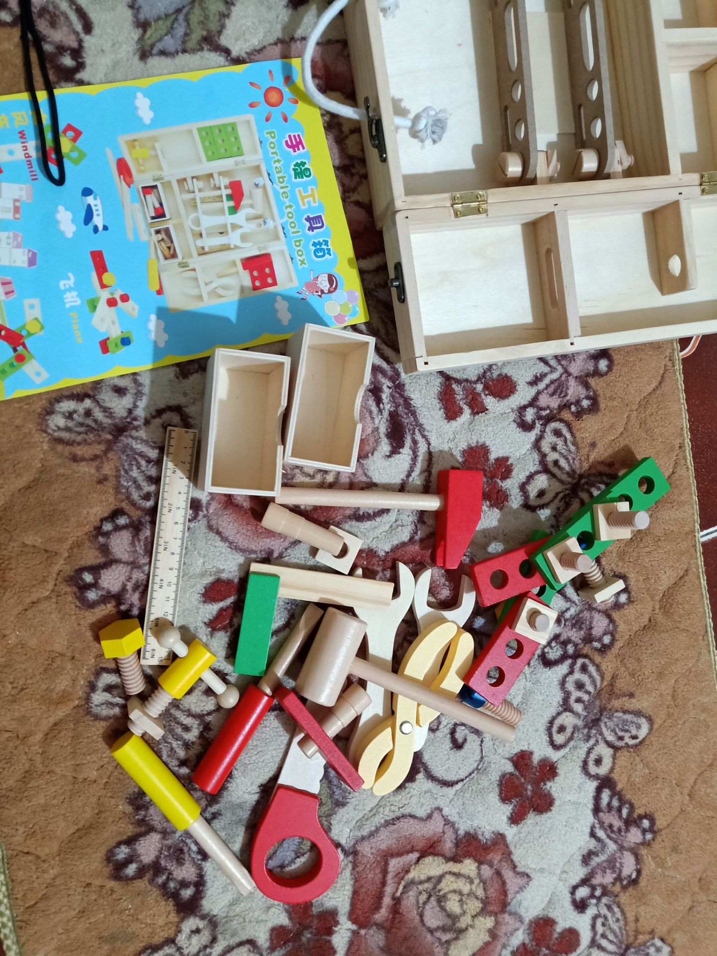 sáng nhận hàng ship nhanh, giờ có time mở ra chơi cùng con thì phát hiện thiếu phụ kiện bên trong. nên ko thể ghép hình máy bay, con sâu, chong ***ng hay con *** như hình vẽ . làm mẹ cũng ko biết chơi gì cùng con nên rất buồn