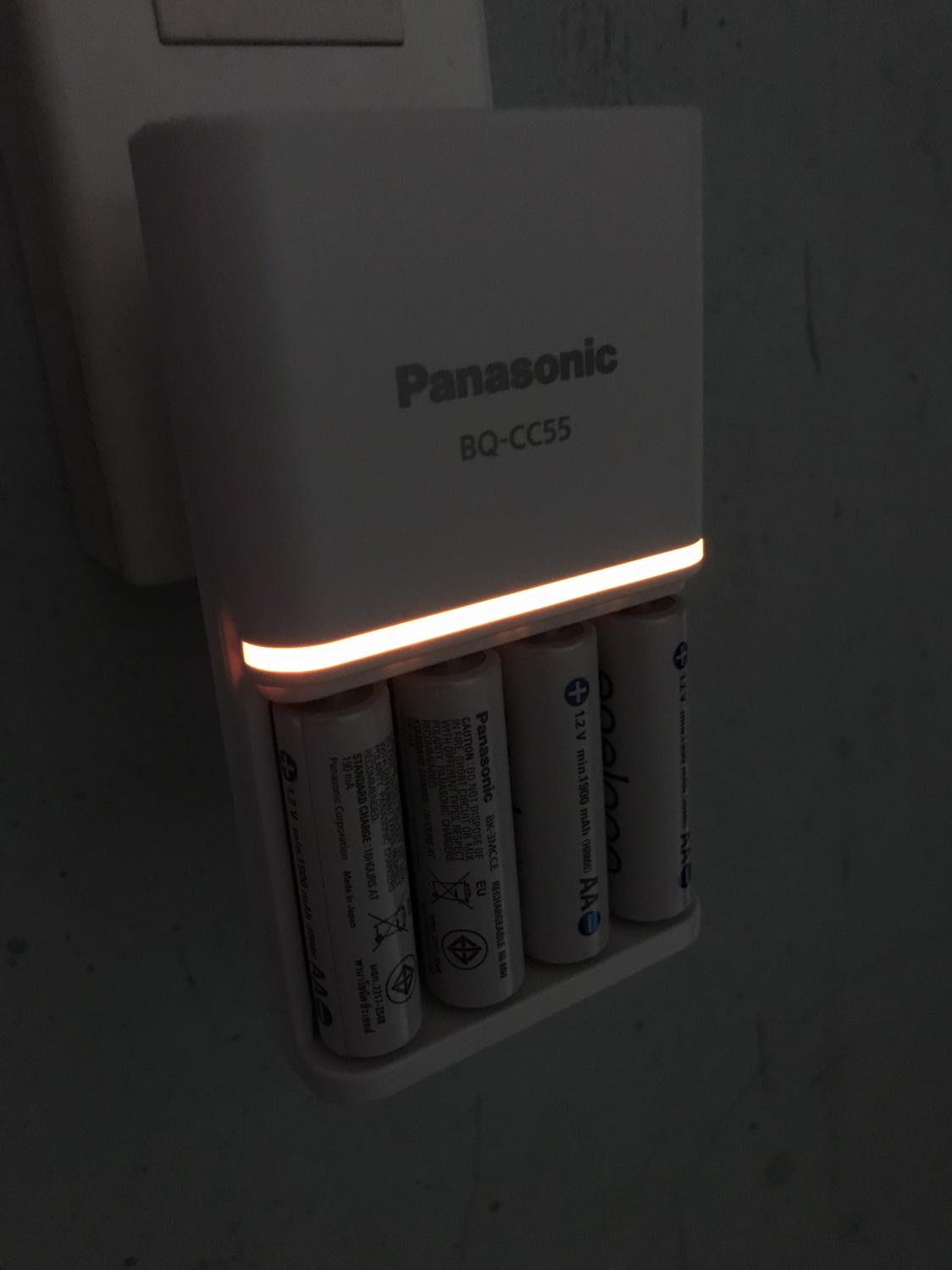 Hài lòng. 

Đóng gói cẩn thận nhưng cũng bầm dập (hộp bưu kiện) khi từ Hà Nội vào tới miền nam. Sản phẩm không bị ảnh hưởng và đúng như mô tả. Hộp sản phẩm còn nguyên vẹn, hàng chính hãng. 

Đặt hàng tháng 11/2021 trong khi sản phẩm sản xuất vào tháng 06/2021.

Được tặng kèm hộp đựng pin.

Pin trong sản phẩm sử dụng được ngay không cần phải sạc lại (mức vàng).

Sẽ đánh giá lại độ bền sau thời gian sử dụng.

Giao hàng trễ một ngày so với dự kiến.