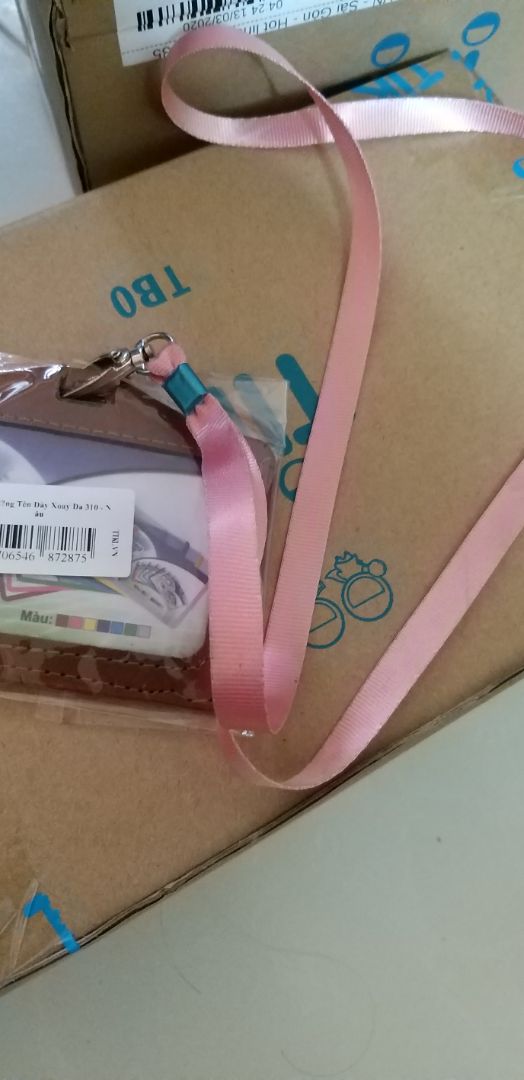 Tương đối ổn. Đóng gói như trong nhà sách (chỉ bọc phần bảng tên, ko bọc dây). Màu và chất liệu dây ko như hình minh họa, hơi ko thẩm mỹ 1 chút.
Tầm giá này là okie. Không có gì than phiền. Cảm thấy hài lòng.