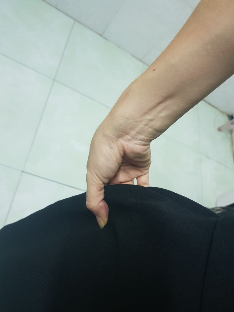 mình mông 89, eo 68, theo bảng tính của shop là cỡ size M mà về thử còn phải bóp vào tận 10cm, lười đổi trả nên tốn thêm 20k ra tiệm bóp lại. vải dày, đường chỉ may tà trước lộn xộn. mua sale 145k