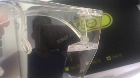 Mình đặt 10 cái nhưng nhà cung cấp chỉ giao 9 cái (thiếu 1 kính) và đi kèm 6 vỏ hộp đựng (thiếu 4 vỏ hộp), trong đó có 3 cái thì trầy xước.