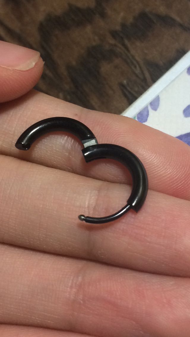 Không biết là có phải màu đen là do sơn hay gì mà mình thấy có màu bạc kim loại trên bông tai, ko biết đeo 1 thời gian có bị tróc ko nữa! Bông tai dầy và nặng, ai sợ lỗ bấm ở dái tai bị rộng hoặc bị sệ gì đấy thì cân nhắc nha!