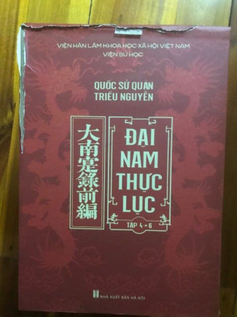 Hộp cứng hơi bị rách