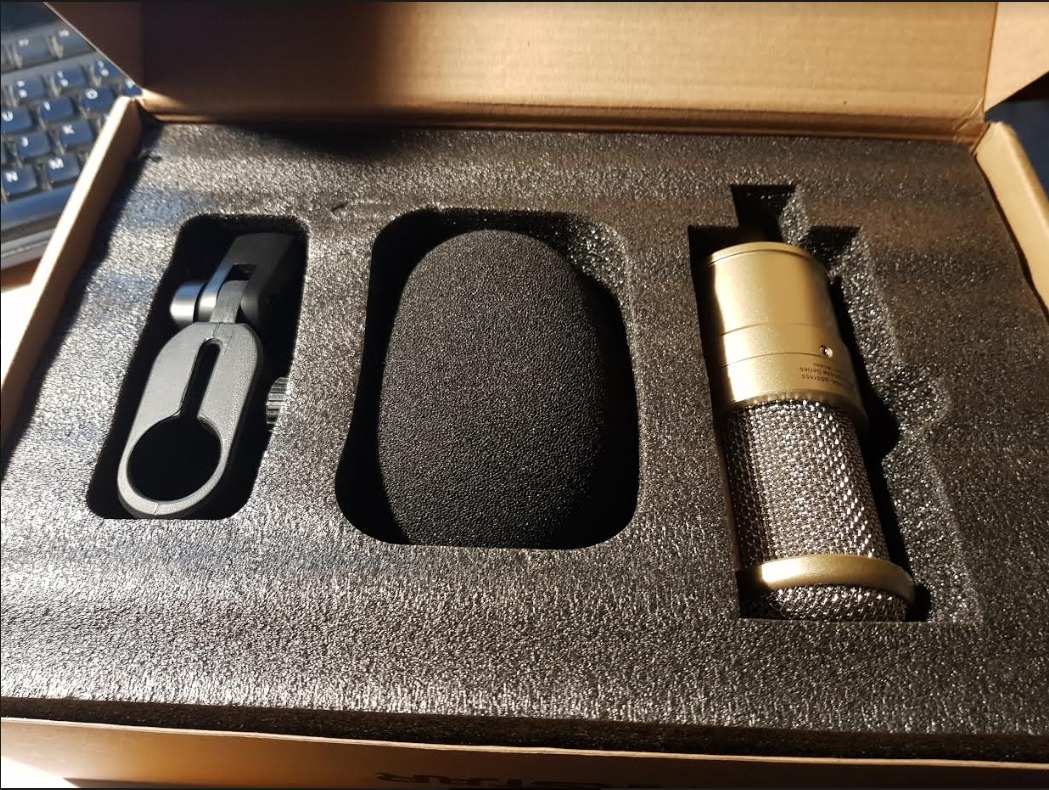 Chào anh/chị
Tôi là người mua hàng này.
Hàng chuyển nhanh 2 ngày so dự  kiến.
Tuy nhiên, tôi không nhận đúng hàng như hình đăng (xem file đính kèm). 
Cụ thể: chỉ nhận được mic, 1 giá cắm; không có chân đế, dây cắm mic.
Đề nghị trả lời. 
ĐT: ***
Cảm ơn!