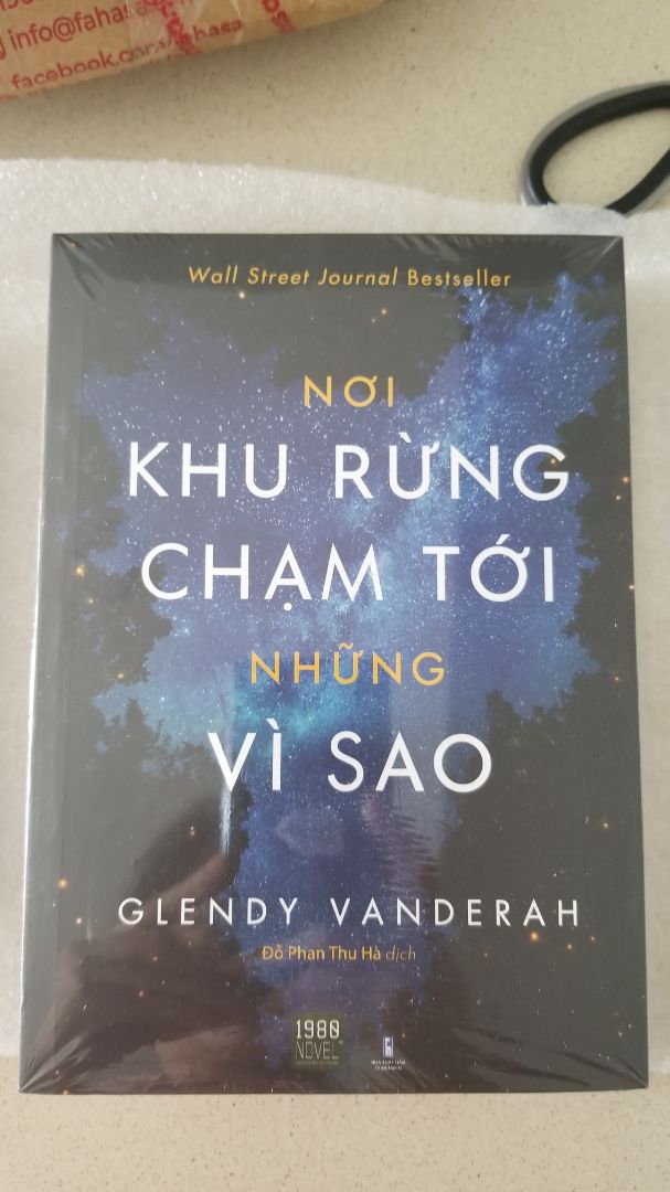 Tưởng là không nhận được rùi vì đặt hàng hơn 1 tháng mà mới tới. Trong mùa dịch, mà có sách đọc thì hay quá chừng. Cách viết văn rất thu hút người đọc. Quyển sách hơn 500 trang. Đọc lần đầu, 1 lèo hơn 200 trang. Lần sau đọc xong hết luôn. Các nhân vật đều có cá tính đặc trưng. Nơi nào có tình yêu, điều kỳ diệu sẽ hiện hữu. Đáng Đọc và trãi nghiệm cảm xúc. Mua đọc đi các bạn