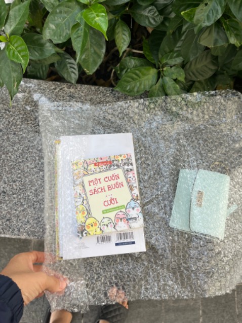 Sách mới mua mà đã bị cũ bẩn rồi, gói hàng thì quá sơ sài luôn