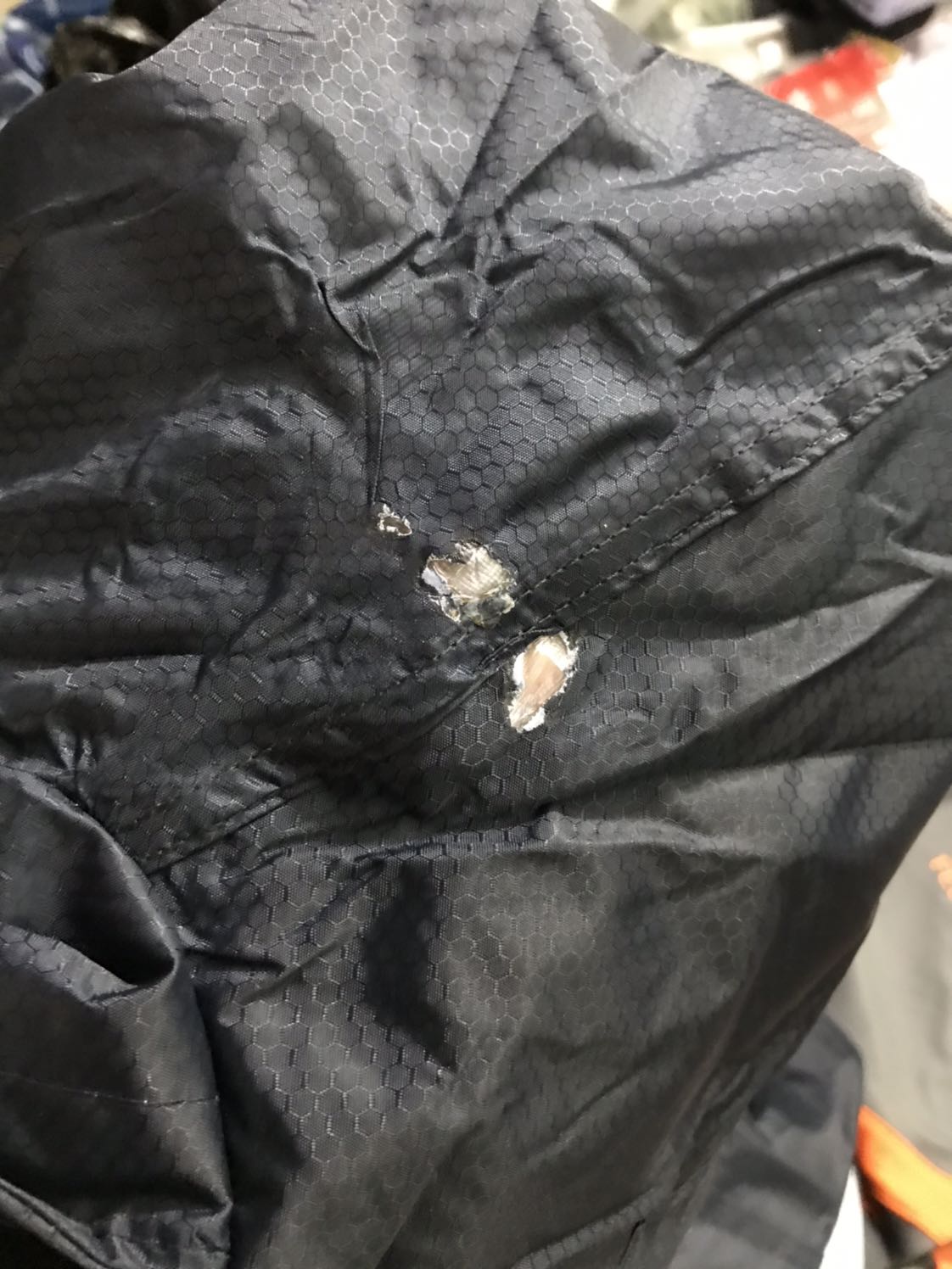 Rất tệ hại
Áo giao cho mình bị lủng rồi vá tạm bợ như thế này. Không chấp nhận được. Bị kiểu như này mấy lần rồi, rồi lại kiểu xin lỗi nửa vời rồi bảo liên hệ để đổi vân vân. Buôn bán phải có uy tín chứ hàng lỗi hỏng như thế này mà cũng giao, không có thời giờ thì mới mua hàng online, mà cứ cố tình giao lỗi thế này thì sớm muộn cũng không làm ăn được nữa đâu.