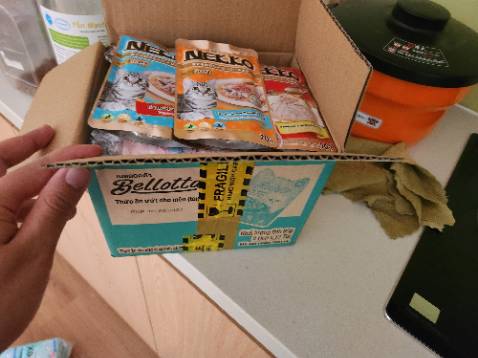 Shop đóng gói hàng rất cẩn thận. Đồ ăn này mèo nhà mình thấy rất thích, ăn rất dữ :)). Mua đồ của shop còn đc shop tặng riêng cho coupon giảm giá. Bịch đồ ăn hạn sử dụng rất xa tới 2024 lận. Sẽ ủng hộ shop tiếp sau khi con mèo nhà mình thầu hết đống này :)))