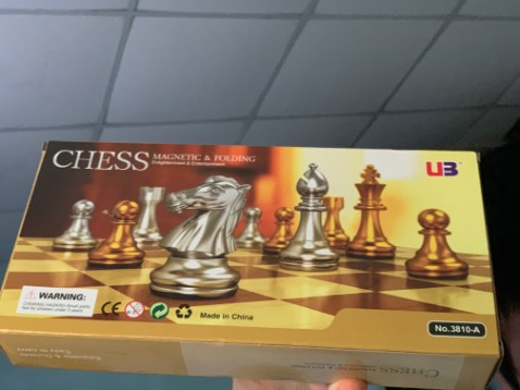 Bàn cờ đẹp nha, những con cờ cũng rất đẹp. Bé mình rất thích, giao hàng siêu nhanh đặt hôm trước hôm sau có hàng rồi. Đóng hàng rất kỹ. Nói chung đẹp, hài lòng. Có điểm trừ là ngay khớp nối giữa 2 bàn cờ ko đc chắc chắn cho lắm, mở ra mở vô nhiều sợ nó sứt gãy. Cảm ơn shop, cảm ơn a shiper nhiều nhé!