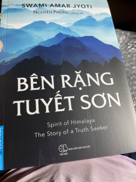 Sách tuy đã được bọc một lớp nilon ở ngoài rồi nhưng khi mở ra bìa bị trầy, bị sọc cả mặt trước và mặt sau, cạnh sách bị vênh hết . Trong khi những quyển khác mua chung, không bọc nilon mà vẫn không sao hết. Có cảm giác như bọc nilon là để che dấu vết xước vậy. Thêm nữa giá cả của sách, chất lượng giấy in, giấy bìa không tương xứng.