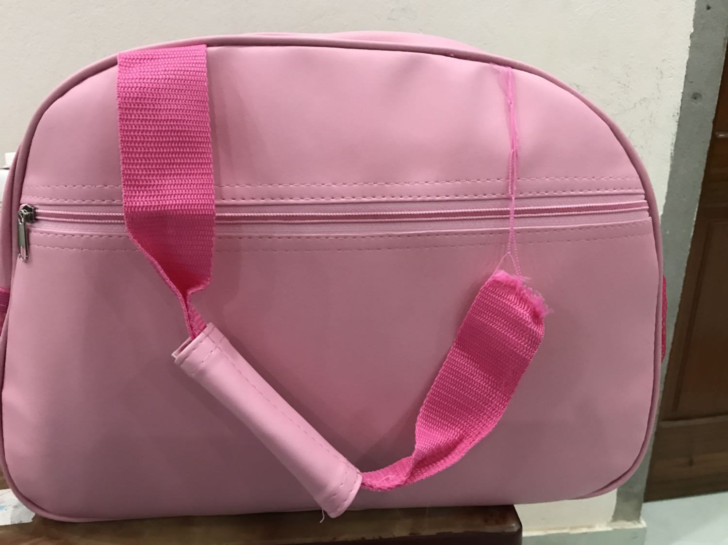 M ko đc hài lòng lắm. 1 là ko đc chọn phân loại hàng bé trai hay bé gái. 2 là túi nhìn đẹp nhưng khi nhận túi về thì 1 quai bị như kia. Nhg đem trả hàng thì sợ ko kịp lúc sinh nên thôi. Lần đầu mua hàng trên tiki mà p đánh giá 3s như này