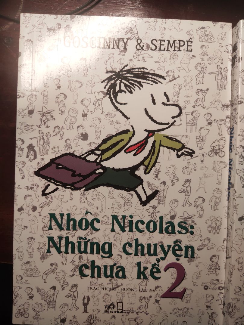 vẫn hay và hài hước như thủa đầu biết đến nhóc nicolas. Không chỉ hay vì nội dung mà cả phương pháp dịch và cách dùng từ cũng rất ngây thơ và trong sáng.
sách trình bày đẹp, chất liệu giấy tốt, chất lượng bản in đẹp.
nhà sách giao hàng rất nhanh.