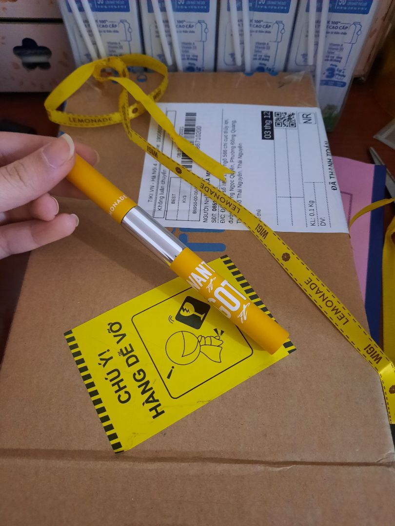 Giao hàng siêu nhanh, sáng qua đặt nay đã có. Hàng bé mà cái hộp to đùng lun ạ. Chì kẻ mày này thì chất lượng ok rồi không phải bàn