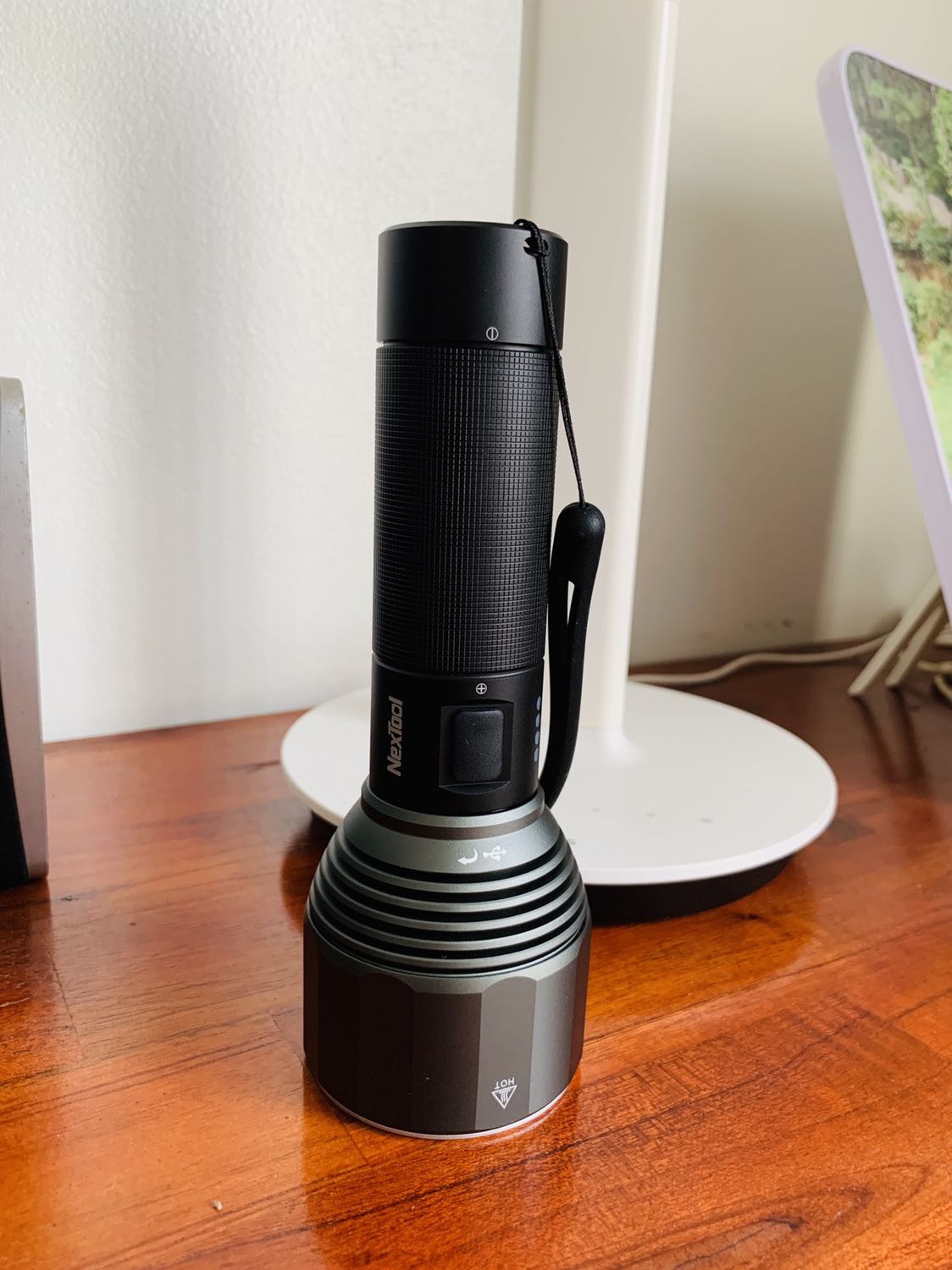 Hàng quốc tế chờ hơi lâu chút nhưng vẫn đúng hẹn. Hộp vẫn nguyên tem niêm phong. Thấy trong mô tả sản phẩm ghi là không kèm pin nhưng mở hộp ra lại có kèm viên pin. Đèn siêu sáng, khoảng cách tầm 50m mà sáng như ban ngày. Cẩn thận không để cho trẻ dùng tự do. Vỏ kim loại cầm chắc chắn, mỗi tội cái kính đèn gõ ộp ộp như bằng nhựa chứ không phải kính cường lực, không biết có bền hay dễ vỡ không. Bật ở độ sáng tối đa tầm 1ph thì đèn nóng ran, cũng dễ hiểu vì công suất cao. 4 đèn báo mức pin tiện và đẹp.