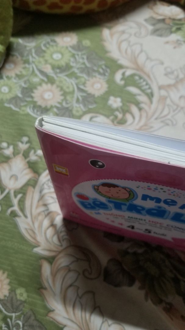 Cuốn này nhỏ gọn, bé dễ mang theo coi ở mọi nơi. Có điều gáy dán dễ bung keo nếu bé mở ra coi nhiều. Với có vài câu hỏi chắc dịch ko sát nghĩa nên cả người lớn mới đọc còn khó hiểu