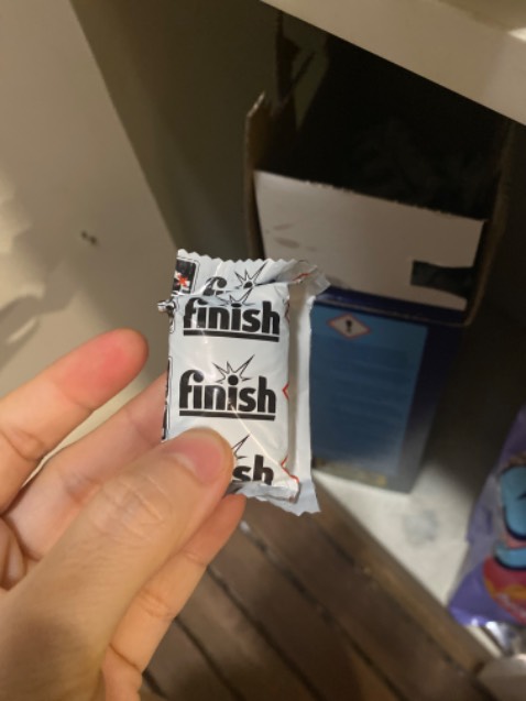 Sản phẩm quá tệ. Mình mua về nhưng hộp trước vẫn còn đến hôm nay mới dùng đến, chỉ tầm 1 tháng mà mở ra viên nào cũng bị bở vụn ra.