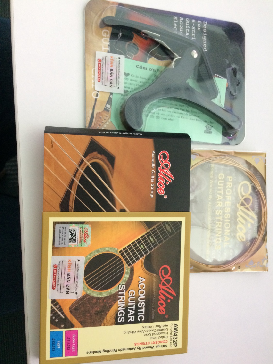 Shop bán hàng uy tín cả dây đàn và Capo đều là hàng mới, không tiếc gì cho 5 sao.