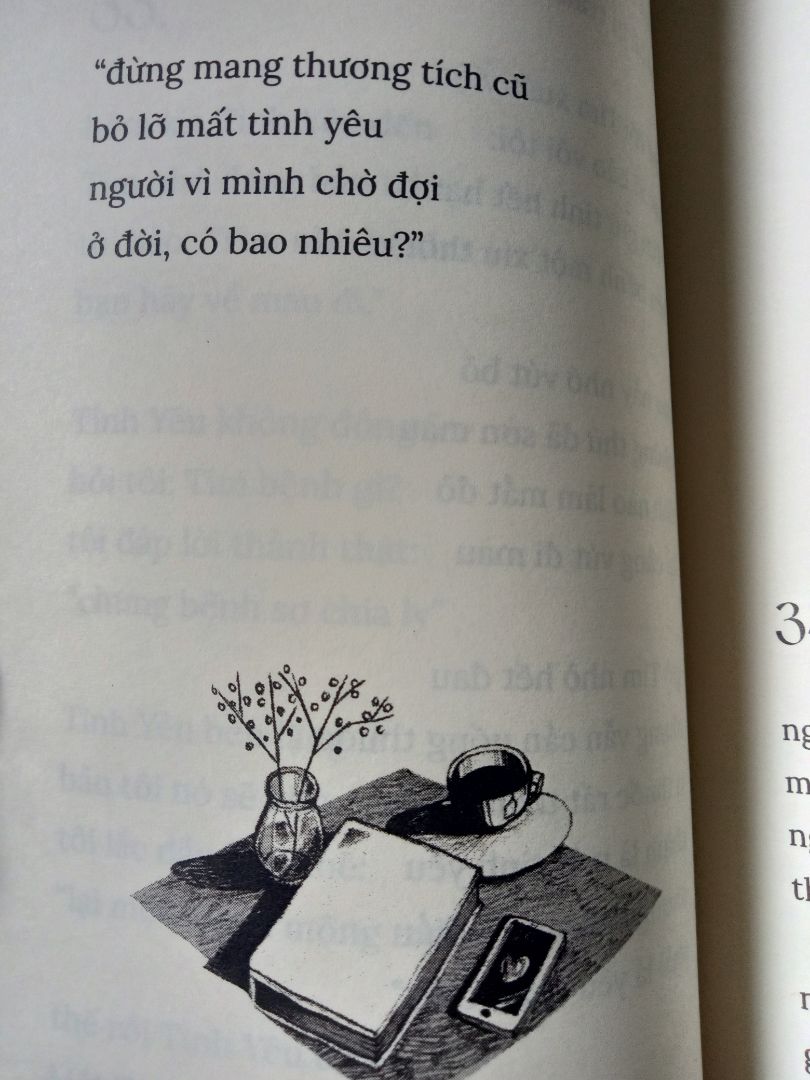 tốc độ giao hàng nhanh miễn bàn, vấn đề đóng gói thì vẫn như cũ :>
bản đặc biệt có 2 postcard siêu xinh luôn :33
quyển này nhỏ nhưng có võ à nghen, mình đọc tận 3 tối mới xong hết :)))))
quyển sách là 1 tuyển tập thơ, chủ yếu là thể tự do, về những điều be bé mà tích cực, về tình yêu, về gia đình
mình thích nhất là phần 3 - gia đình bởi đây là phần lấy đi nhiều nước mắt của mình nhất 
thơ của chị Lam rất nhẹ nhàng, dễ phác ra trong đầu những hình ảnh được tả, trong sách cũng có rất nhiều hình vẽ bé bé xinh xinh như ảnh dưới nên càng ưng nha
mong chị sẽ ra thêm nhiều tác phẩm hơn nữa 🌻💛