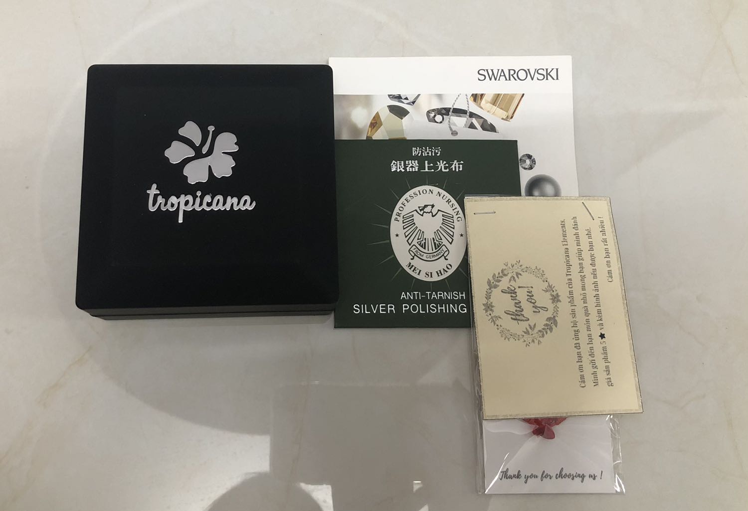 Mới đặt trưa hôm qua, mà nay shipper đã gọi giao. Giao hàng nhanh lẹ, hộp không bị móp méo, đóng gói cẩn thận. Vòng ở ngoài đẹp hơn trên hình, sản phẩm chuẩn hàng của Swarovski. Lần đầu mua sản phẩm mắc tiền trên mạng mà phải nói là ưng cái bụng lắm luôn. Tiền nào của đó mọi người ạ. Điểm cộng nữa là còn được freeship. Hứa sẽ ủng hộ shop dài dài ♥️
