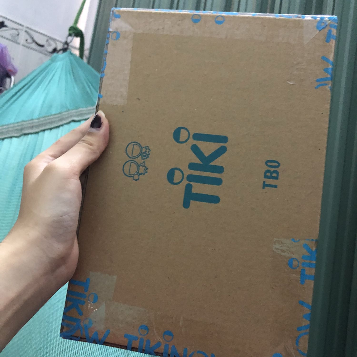 Chưa đến 2h mà Tiki đã giao rồi...mới đặt khoảng chừng gần tiếng đã thấy ship *** ra nhận hàng rồi. 

Giao rọc này mình từng mua 2 trước mà sử dụng chưa bao lâu đã mất, dao rọc êm nhất trong tất cả các loại hay mua để dùng, giá lại hạt dẻ.