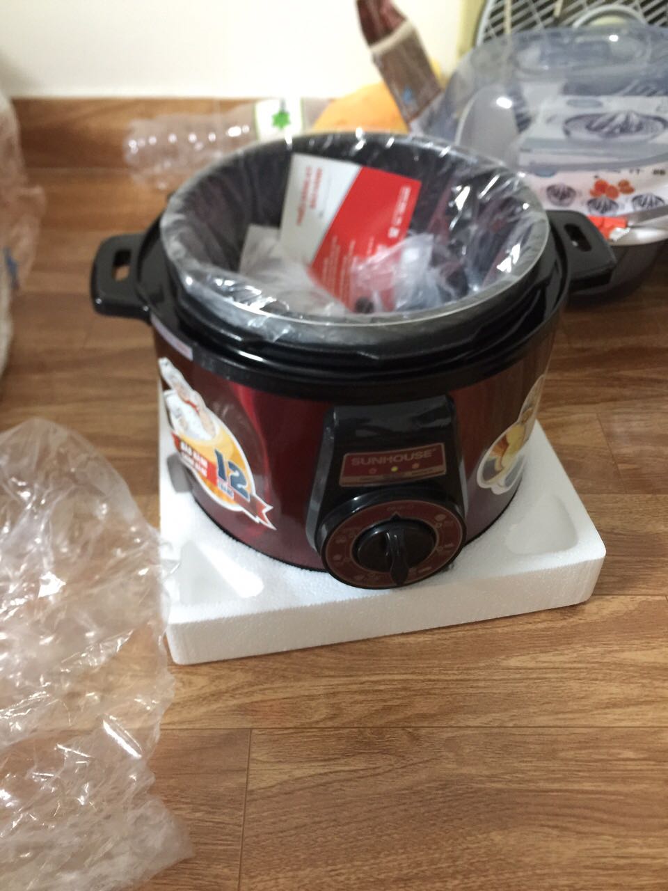 Nhận hàng về mở ra móp bẹp dí như vậy. Móp hẳn vào! Gọi *** đổi lại mà chỉ báo là chờ đổi lại, mà chẳng thấy hồi âm gì! Ship nhanh thành ship chậm!
Yêu cầu tiki xử lý gấp, không thì hoàn trả tiền đơn hàng để tôi còn dùng nồi khác! Mưa bão mà không cả có nồi dùng!