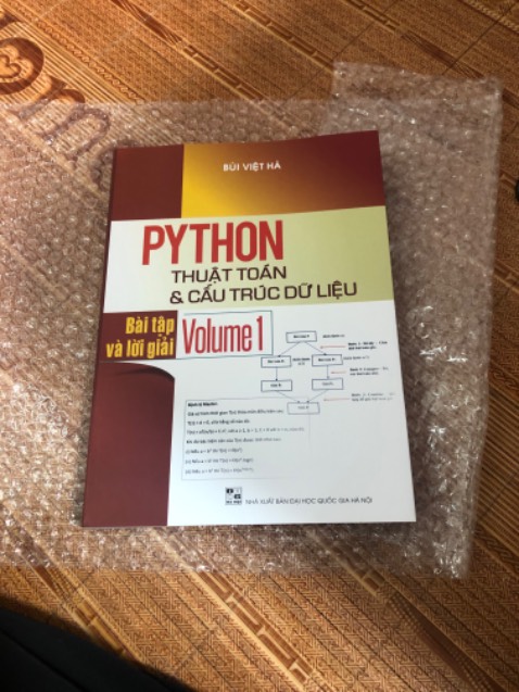 Sách đóng gói cẩn thận, có chống sốc.
Nội dung sách: cần thời gian học tập mới có thể đánh giá được. 
Những cuốn sách về thuật toán lập trình bằng tiếng việt quả thật rất hiếm.
Bạn giao hàng rất nhiệt tình, lịch sự.