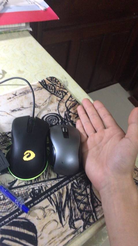 Ae nào thích chuột nặng cầm đằm tay thì xem xét lại nhé, không giống mấy con chuột thường dùng đâu, nhẹ lắm. số IDP ko quan trọng nha ( thường thì ngta dùng một tốc độ chuột- là số IDP vừa phải nên IDP cao quá cũng chả cần thiết) App chỉnh màu, tốc độ thì lên gg tìm "driver EM908"