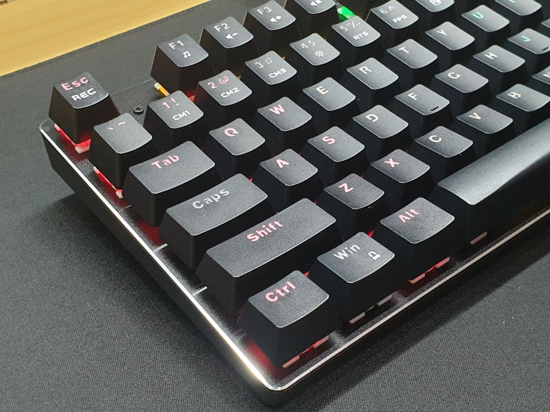 Lúc đầu mình định chọn EK387 nhưng sau khi biết EK389 mình đã quyết định lấy nó và khi cầm trên tay mình thấy đó là sự lựa chọn hợp lý. Mình thích cái hình thức mạnh mẽ, âm thanh gõ chắc, Led rất sáng. Có điều,  nếu là dân kỹ thuật nên cân nhắc, vì nó rút gọn còn 89 phím nên nhiều thao tác phải dùng tổ hợp phím nên hơi bất tiện nếu ko quen. Riêng cá nhân mình vẫn chấm em này.