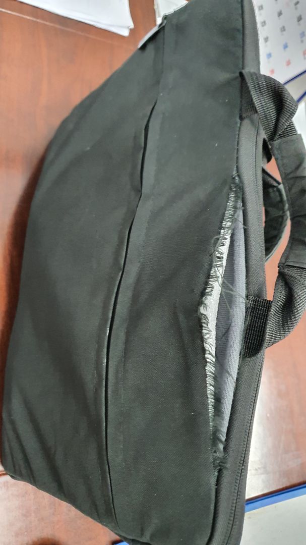 Khóa và lót trong rất tốt, nhưng đường may quá tệ : mới sử dụng lần đầu đã "bung đầu" ,ai lỡ xách đi công tác xa thì ....