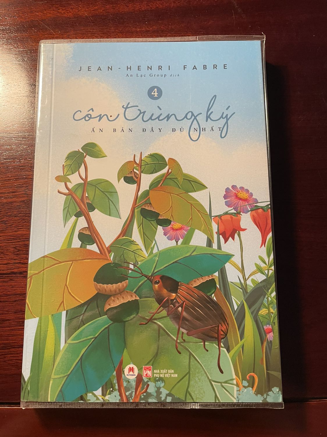 Bộ này đọc rất thú vị vì như lời kể chuyện vậy. Phần này chủ yếu nói về ong.
Tuy có vẻ dành cho trẻ em nhưng có lẽ phải tầm 9, 10 tuổi mới đọc cuốn này được vì quá dài cho lứa nhỏ hơn.