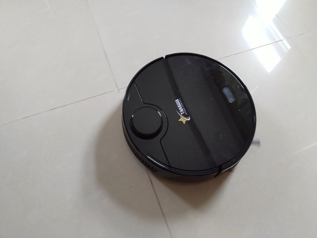 Sao nói là hàng sx tại Nhật mà tìm tất cả các label không thấy chữ Made In Japan nào. Sau khi sử dụng hơn 1 tháng, robot phát sinh 2 lỗi cơ bản và nghiêm trọng nhất:
- Không thực hiện việc vệ sinh theo lịch. Khi đến lịch cài đặt để làm việc, robot xuất phát ra khỏi dock sạc cỡ 0.5m rồi đứng đó quay hoài.
- Không thực hiện lệnh làm vệ sinh khi ra lệnh đơn (không theo lịch cài đặt).
2 lỗi trên xảy mỗi ngày.
Tôi đã thử rất nhiều cách như cài đặt lại, quét lại bản đồ, phân vùng, đổi giờ làm việc, tăng cường wifi,....
Tất cả đều vô ích.