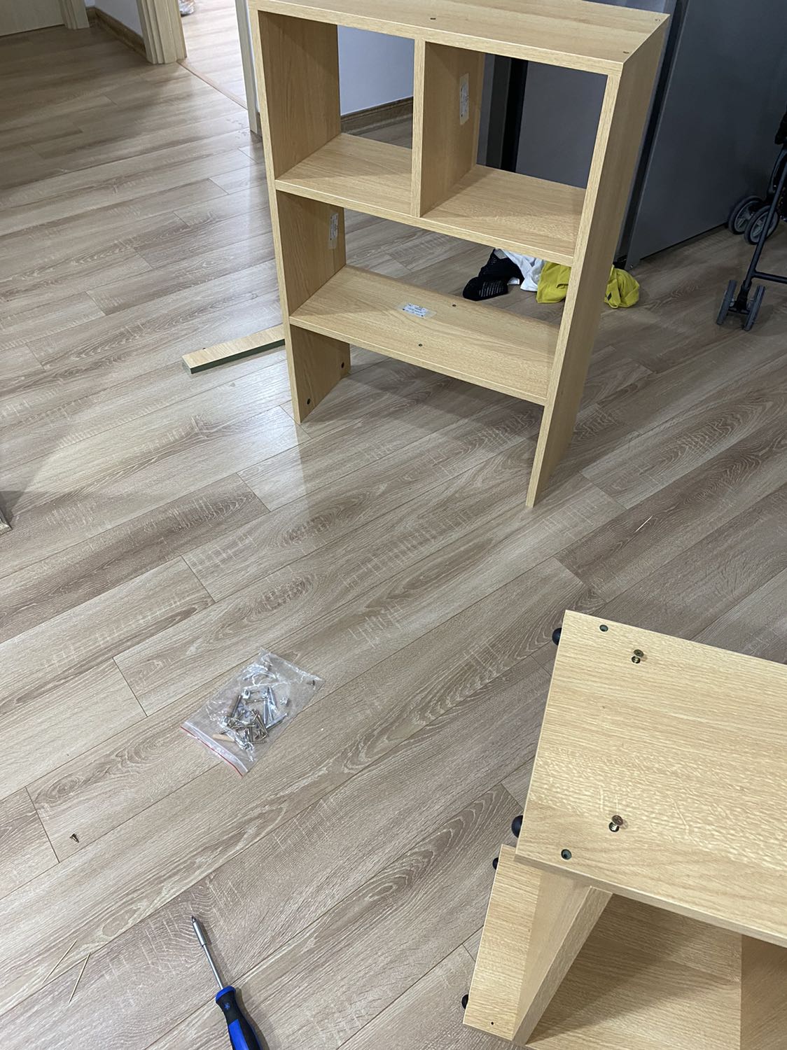 Hàng giao nhanh, chuẩn. Lắp theo chỉ dẫn thì đẹp cực kỳ. Hơi nặng nên lúc đầu phải cần người phụ giữ để vặn ốc.