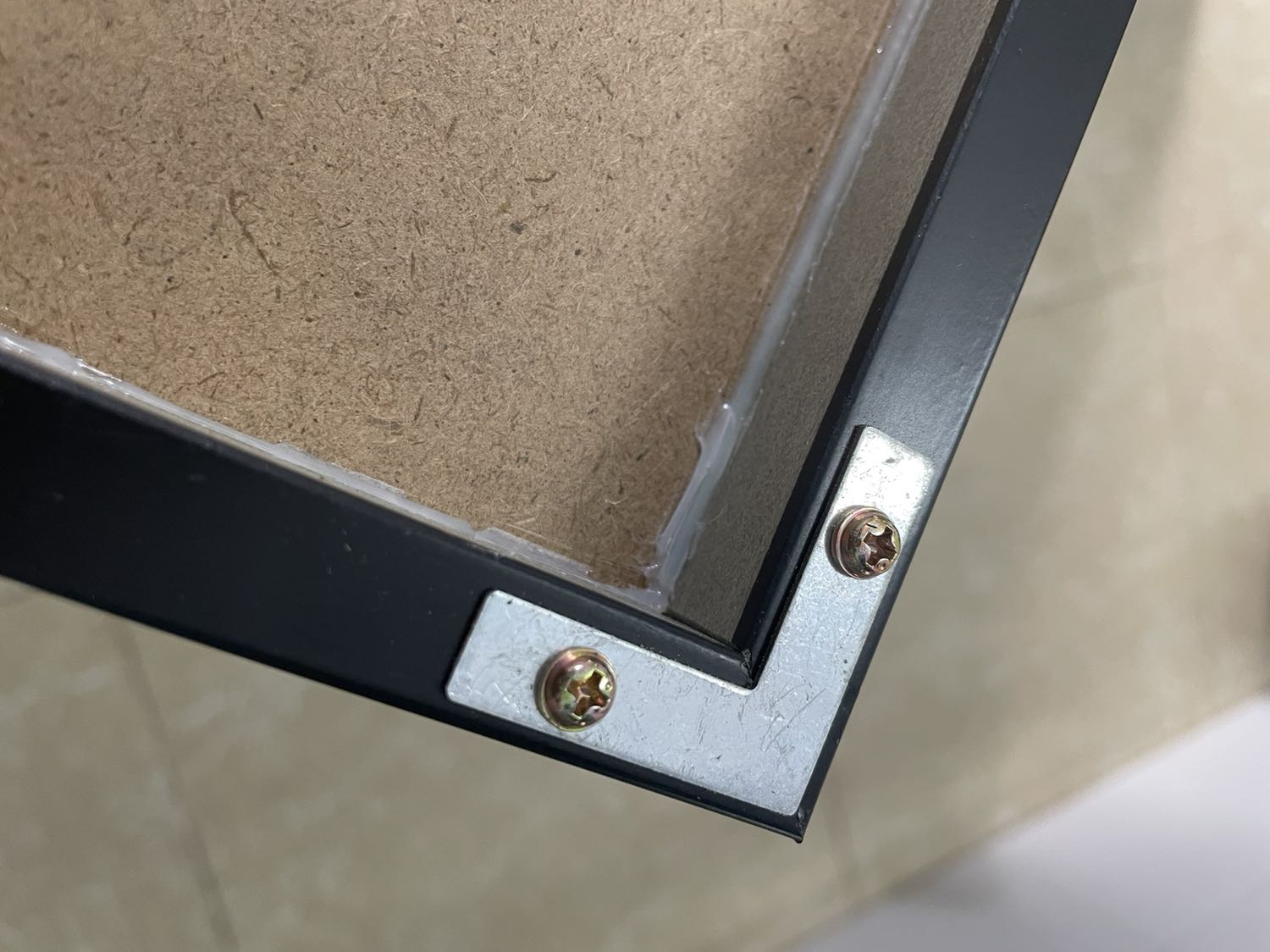 Hàng bị mẻ trong quá trình vận chuyển.

Chất lượng sản phẩm quá TỒI. Gia công kém chất lượng.

400k 3 cái tranh mà tính ra mua mấy cái loại 50k khéo còn bền hơn.

Nói chung đây là phốt đầu tiên sau hàng trăm đơn hàng mua ở Tiki