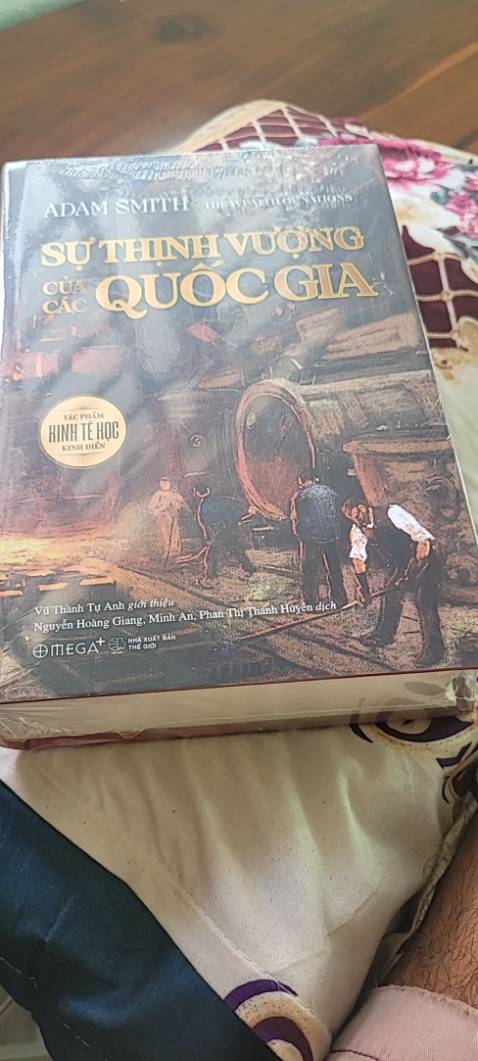Về hình thức: sách đẹp, dày, nặng, bìa cứng. Để trang trí khá đẹp mắt.
Về nội dung: đây là quyển sách kinh điển đặt nền móng cho nền kinh tế hiện đại. Quyển này với quyển bàn về tự do và Tinh thần tự lực là bộ 3 nền móng cho để xã hội phương Tây phát triển được như ngày nay. 
Các bạn nên đọc kỹ phần giới thiệu của Ts Vũ Thành Tự Anh để nhắc nhớ rằng quyển sách này bên ngoài là các hoạt động kinh tế, và ẩn sâu bên trong nó còn chứa các yếu tố đạo đức.
Về cách đọc: quyển sách này khá dày và nặng, khi đọc cần phải dừng lại suy nghĩ cho nên cách đóng thành quyển sách to và dày như thế này thì không thuận tiện lắm cho người đọc. Có lẽ nên chia thành 3-5 quyển nhỏ đóng trong hộp giấy thì hay hơn.
Quyển sách mình nhận được bị móp 1 góc nhưng vì mua để đọc, chủ yếu muốn biết nội dung nên cũng ko quan tâm hình thức lăm.
Sau vài giờ đọc thì phát hiện sách có vẻ dễ bung chỉ phần cuối sách.