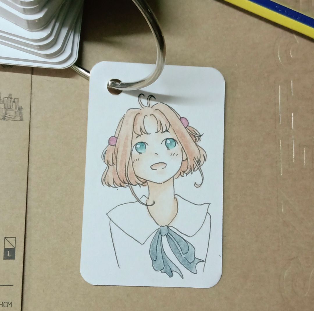 Giấy dày, giống giấy bìa chứ không phải giấy chuyên dụng cho màu nước. Một mặt bóng và trơn láng, một mặt thì hơi sần nhẹ mình dùng tô được 2-3 lớp màu, khô nhanh, vẽ êm tay, loang không mượt lắm. Vẽ doodle và flat color thì ổn. Canh khuyến mãi nên giá quá rẻ. Hài lòng