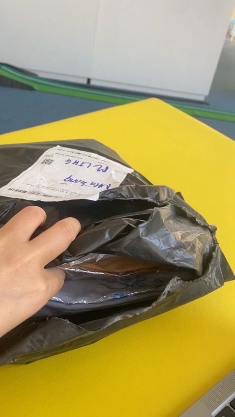 Mình đặt bộ này nhưng shop lại giao bộ màu xanh size 30, kiểu dáng khác, và giá cũng thấp hơn. Mình phản hồi và chưa nhận được bất cứ sự hỗ trợ nào. Rất mong shop xem lại. Nếu không được đổi trả mình sẽ để 1 SAO