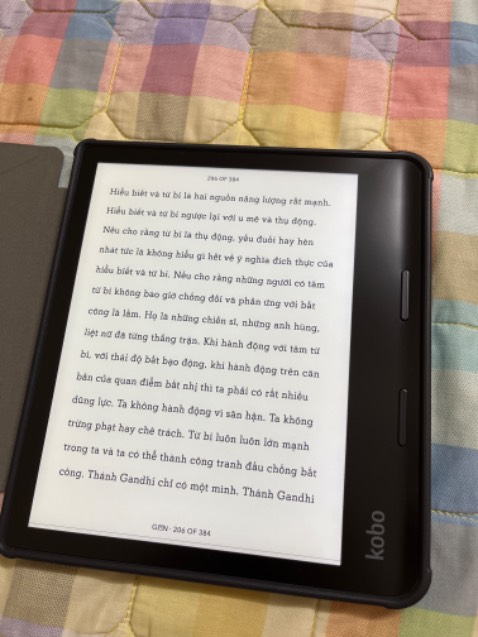 Vì lần đầu mua của shop nên mình rất cẩn thận quay lại clip từ khi mở hộp. Và shop đã không làm mình phải thất vọng, sản phẩm mới nguyên seal luôn. Rất hài lòng. Quan trọng mình mua đúng hôm sale nen mua được giá hợp lí. Mình chưa có thời gian để vọc vạch. Shop còn cẩn thận tặng 1 tờ hướng dẫn cài đặt, hi vọng mình sẽ làm đc. Cảm ơn shop! Tiki thì khỏi nói, mua hàng trên Tiki dù đắt tiền vẫn cứ là yên tâm.