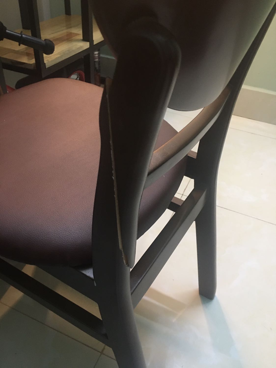 Mua về chưa dùng mà đã bị gãy ghế