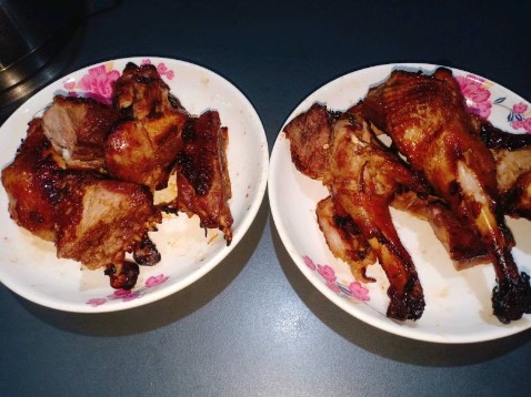 Giao hàng nhanh, hàng đúng mẫu mã, thiết kế sang trọng, gọn đẹp không thua gì nồi 3 4 triệu mà giá chỉ bằng 1 nửa. Làm thử con gà thì thịt chín đều, màu đẹp luôn. Săn được giá sale nữa chứ. Tuyệt vời. Chỉ có xíu là sách hướng dẫn món ăn bằng tiếng Trung, nhưng shop có inbox gửi hướng dẫn lại. Nói chung là rất ổn áp.