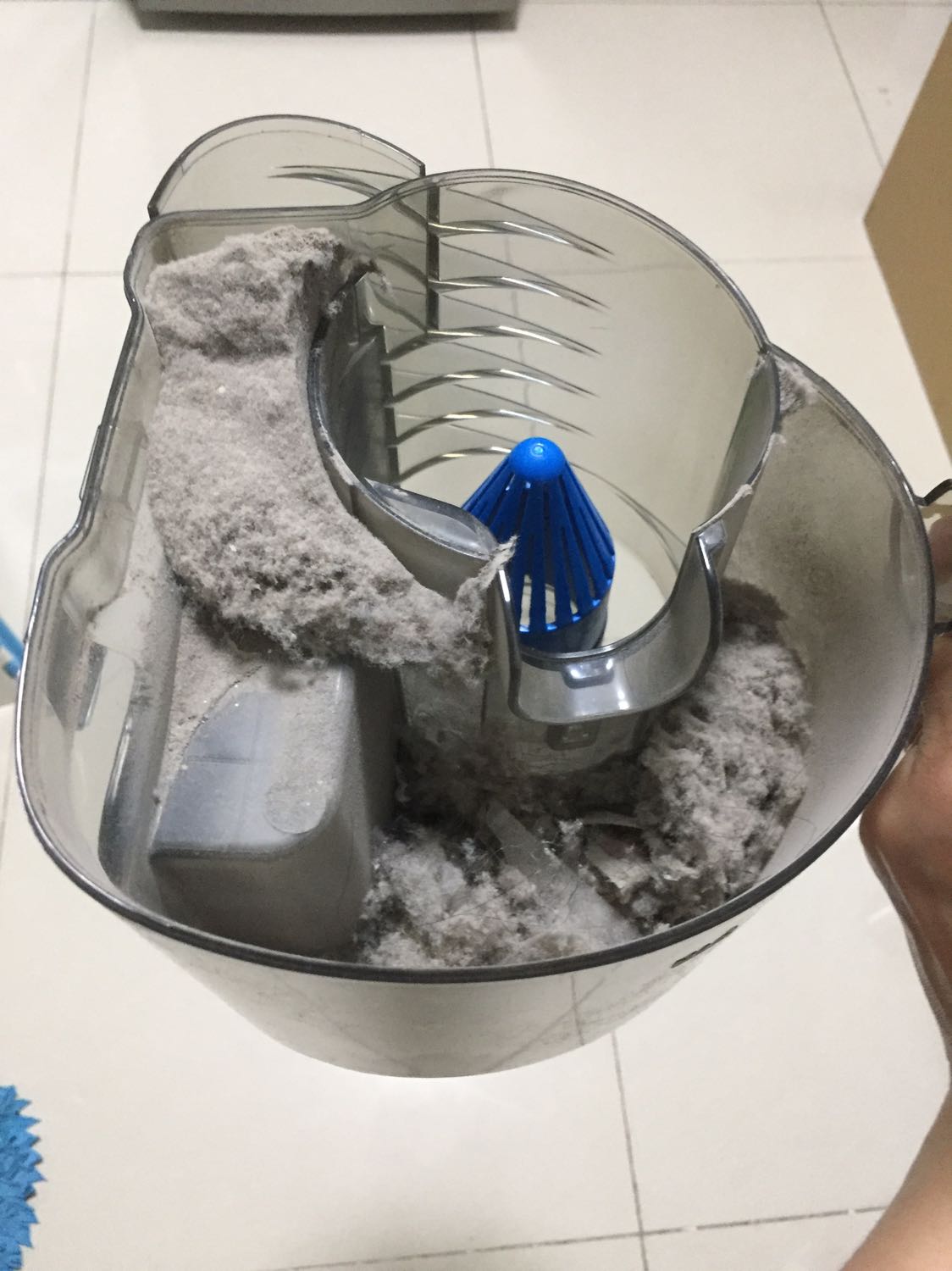 Máy Hút bụi rất khoẻ và mạnh. Nhưng khá ồn, chắc do công xuất lớn. Nhưng mình vẫn ưng ý lắm vì hút sạch, hút cả bụi mịn nữa.
Ngày nào cũng lau dọn nhà 2 lần, mà vừa nhận hàng, mình thử máy liền, hút ra gần đầy hộp lun! Ôi kinh thật! À máy có chế độ hút bụi cho Sofa nữa. Tiện ghê á! Mình mới dùng lần đầu. Hy vọng máy xài bền.