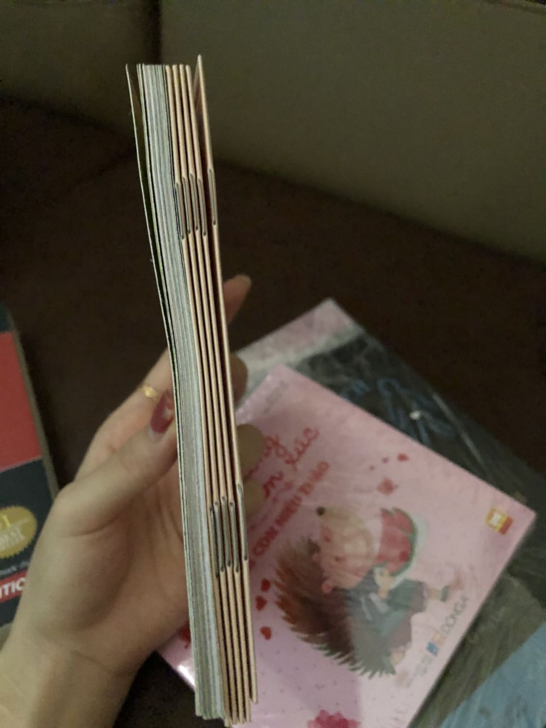 Giao hàng siêu nhanh, sách đc bọc kĩ càng, mới đầu nhìn thì có cảm giác cái vòng hơi lởm nhưng bóc ra sờ tận tay thì thấy cũng khá là chắc chắn, nhưng khi mở ra mở vào vẫn nên cẩn thận một chút. Sách thì đẹp mà mình k nghĩ giấy mỏng thế này, chỉ có 4 tờ gồm cả bìa thì mình nghĩ bên xuất bản in truyện trên chất liệu khác cứng cáp hơn.