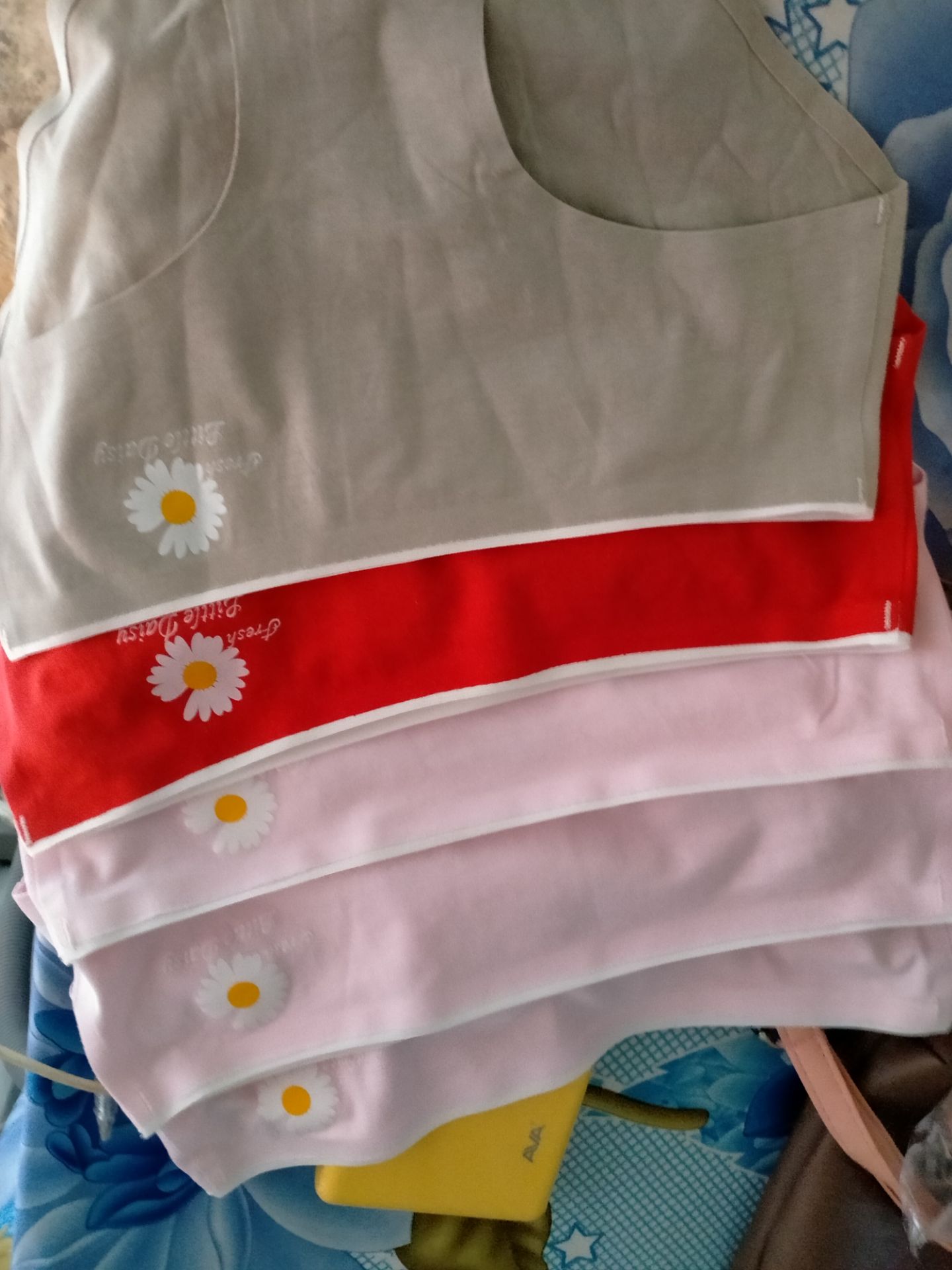 chất thun tạm, ít co giãn, giao tận 3 cái màu hồng, quần mặc bên trong mà shop làm ăn cẩu thả để dính những vết dơ, thất vọng quá. chất thun tạm, ít co giãn, giao tận 3 cái màu hồng, quần mặc bên trong mà shop làm ăn cẩu thả để dính những vết dơ, thất vọng quá.