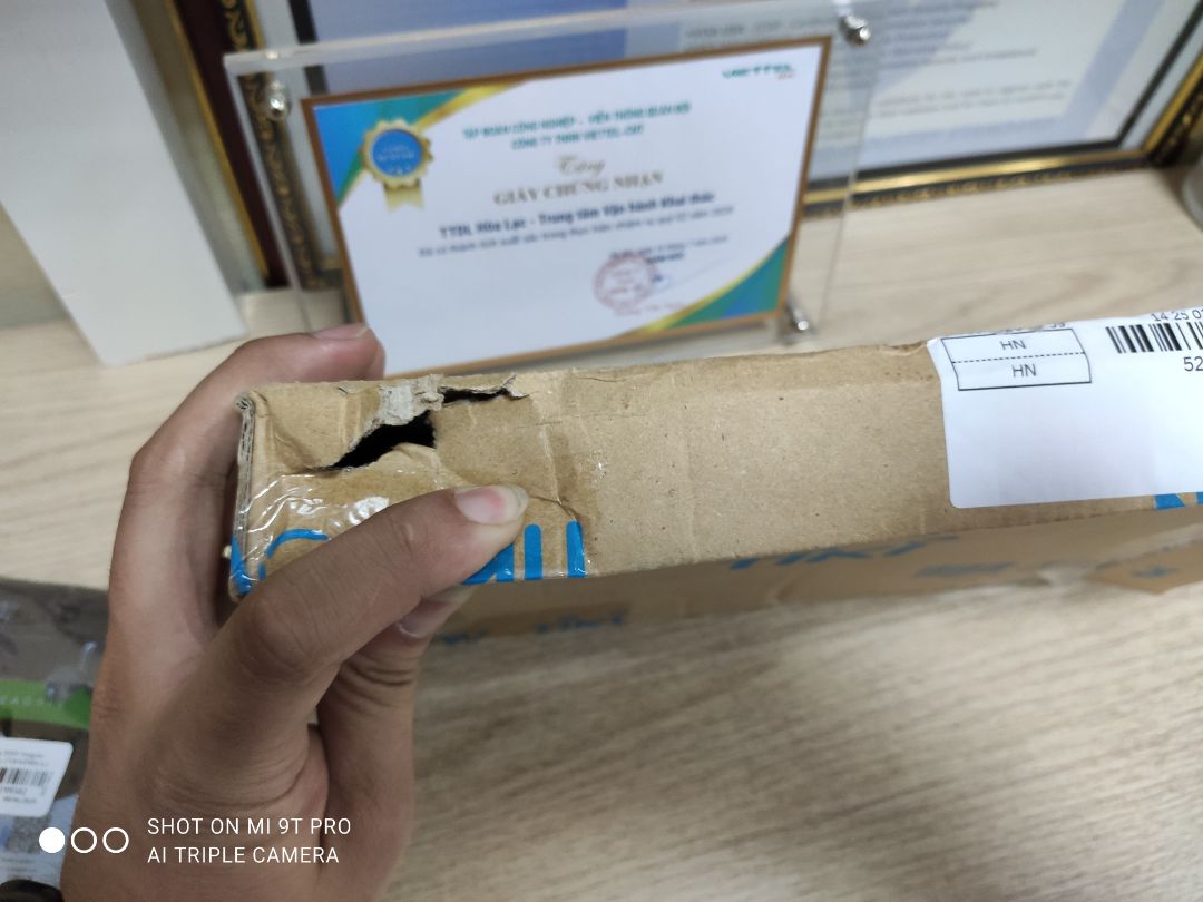 hàng là ổ cứng hdd, mà không lót bất cứ 1 cái lớp chống shock nào? hộp khi nhận rách cả ra. Lần 1 nhận hàng cũng tương tự, hộp rách, hdd kiểu lưu kho lâu ngày cáu bẩn. đã liên hệ support yêu cầu để đổi trả và bọc hàng cẩn thận cho lần sau rồi. 
Lần 2 nhận hàng vẫn như vậy!?!?
Tiki không biết lắng nghe góp ý của khách hàng thì phải?!?! hàng là ổ cứng hdd, mà không lót bất cứ 1 cái lớp chống shock nào? hộp khi nhận rách cả ra. Lần 1 nhận hàng cũng tương tự, hộp rách, hdd kiểu lưu kho lâu ngày cáu bẩn. đã liên hệ support yêu cầu để đổi trả và bọc hàng cẩn thận cho lần sau rồi. 
Lần 2 nhận hàng vẫn như vậy!?!?
Tiki không biết lắng nghe góp ý của khách hàng thì phải?!?!