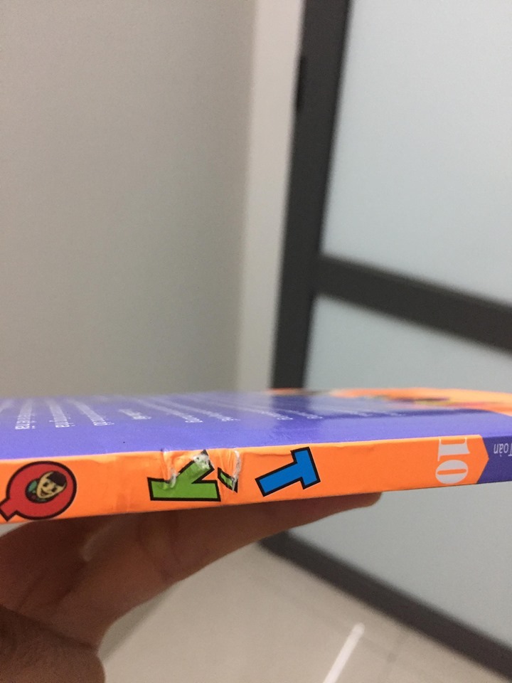 Không hiểu là Tiki chọn sách như nào để giao cho khách, chất lượng còn không bằng truyện thuê,  giấy ở trong thì bị gập tứ tung, long keo. Bìa ngoài nát không thiếu cạnh nào. Gáy thì bị tì xước xát, các góc đều móp và tróc. Quá thất vọng.